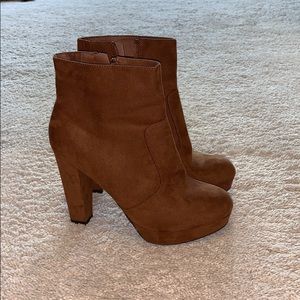 Brown suede boots size: 6.5